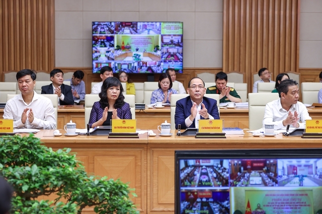 Phiên họp tập trung đánh giá, làm rõ những kết quả đạt được, những tồn tại, hạn chế, nguyên nhân, bài học kinh nghiệm trong việc tổ chức thực hiện cải cách TTHC gắn với chuyển đổi số - Ảnh: VGP/Nhật Bắc