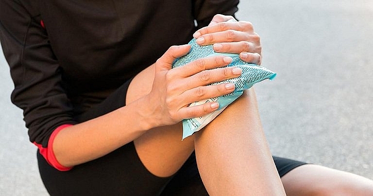 7 cách chữa đau khớp gối ở người già hiệu quả