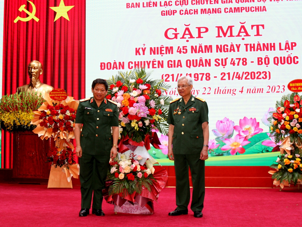 Đại diện Bộ Quốc phòng tặng hoa chúc mừng