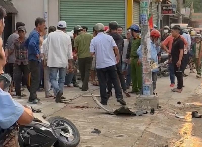 Các tổ công tác thu thập các vật chứng tại hiện trường.