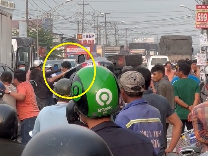 Đối tượng điều khiển xe bán tái bị bắt sau thời gian cố thủ trong xe.