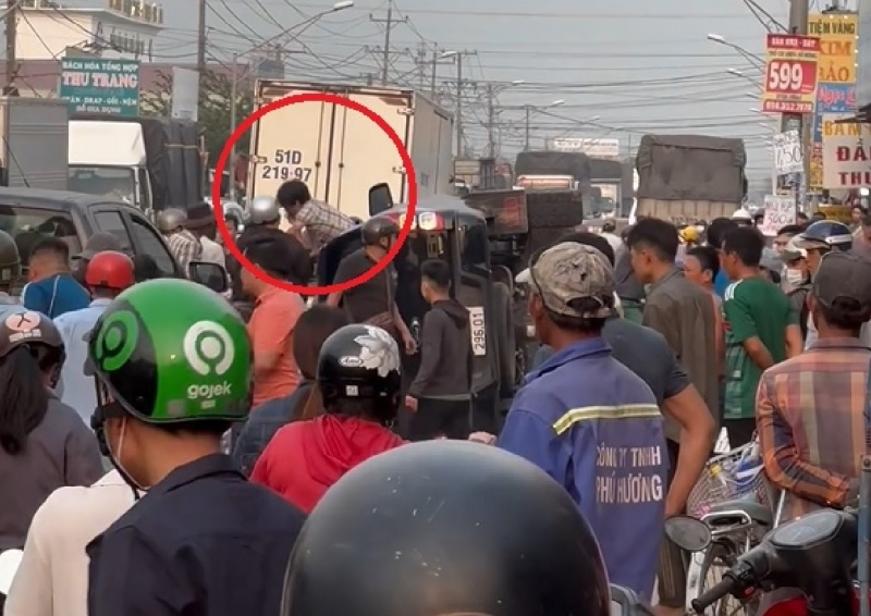 Đối tượng được đưa ra khỏi xe bán tải.