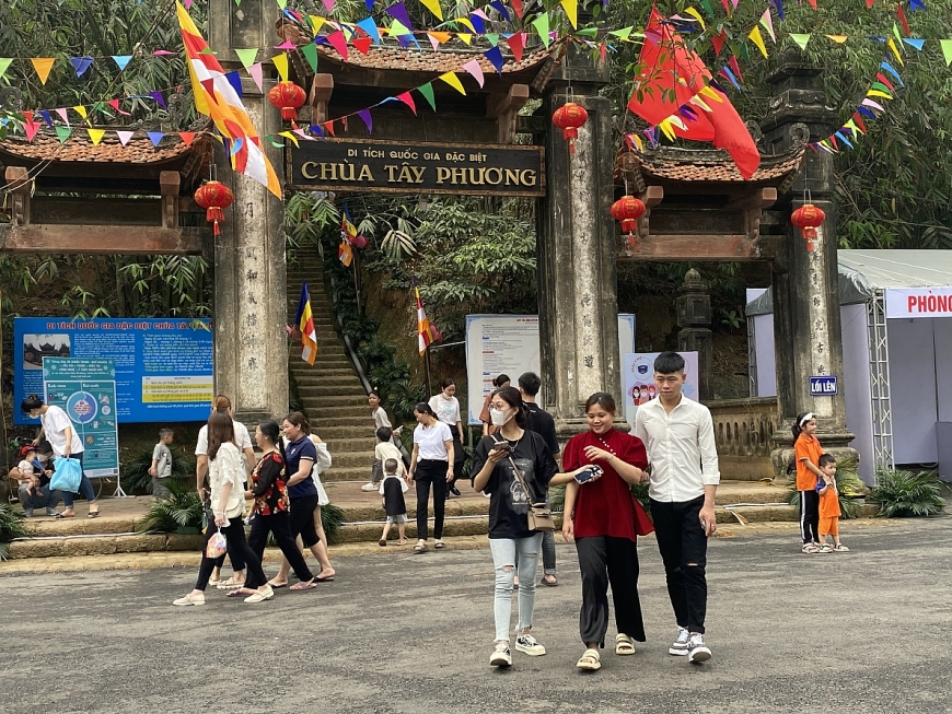 Đi hội chùa Tây Phương xem múa rối, đi cà kheo, ăn đặc sản Chè Lam