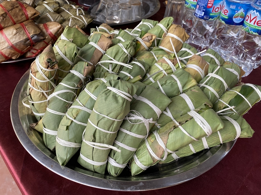 Đi hội chùa Tây Phương xem múa rối, đi cà kheo, ăn đặc sản Chè Lam