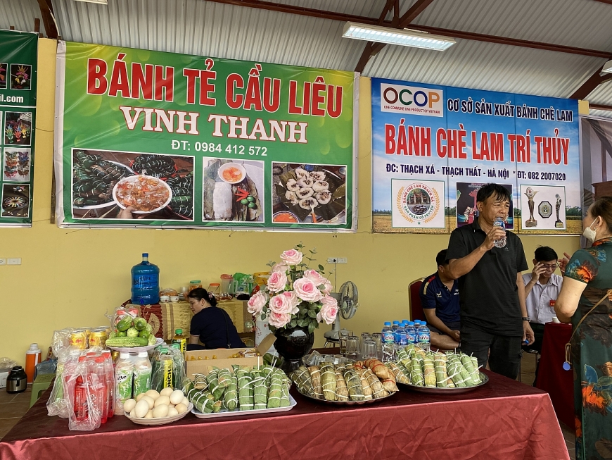 Đi hội chùa Tây Phương xem múa rối, đi cà kheo, ăn đặc sản Chè Lam