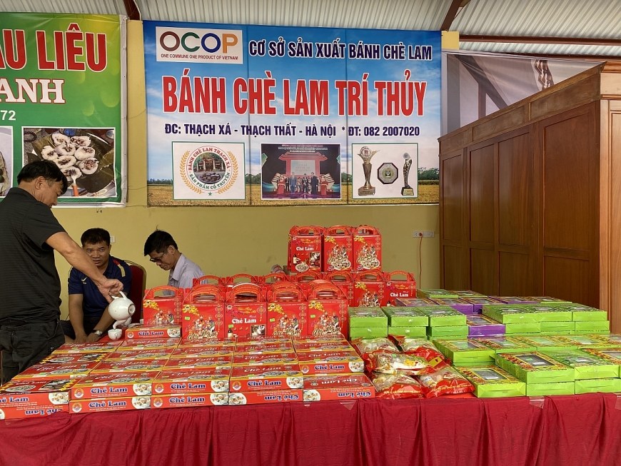 Đi hội chùa Tây Phương xem múa rối, đi cà kheo, ăn đặc sản Chè Lam