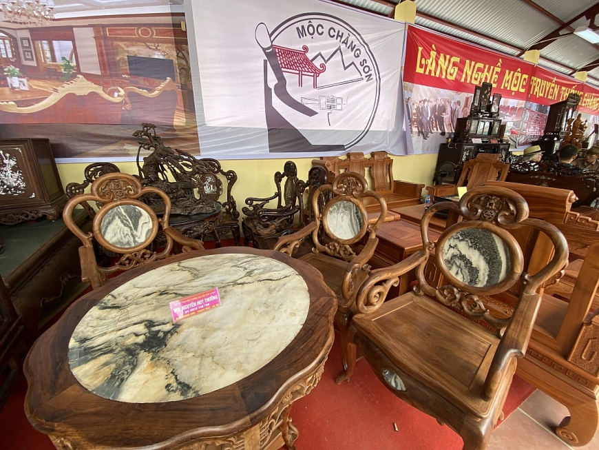 Đi hội chùa Tây Phương xem múa rối, đi cà kheo, ăn đặc sản Chè Lam