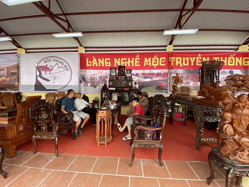 Đi hội chùa Tây Phương xem múa rối, đi cà kheo, ăn đặc sản Chè Lam