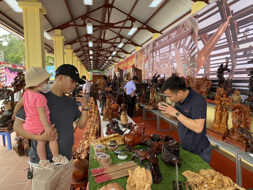 Đi hội chùa Tây Phương xem múa rối, đi cà kheo, ăn đặc sản Chè Lam