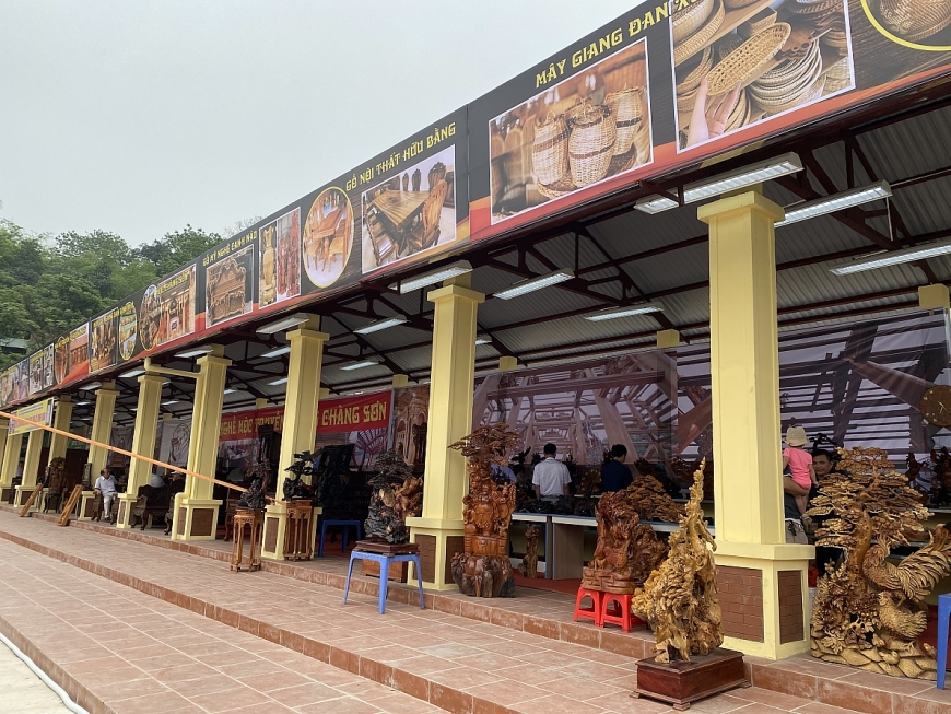 Đi hội chùa Tây Phương xem múa rối, đi cà kheo, ăn đặc sản Chè Lam