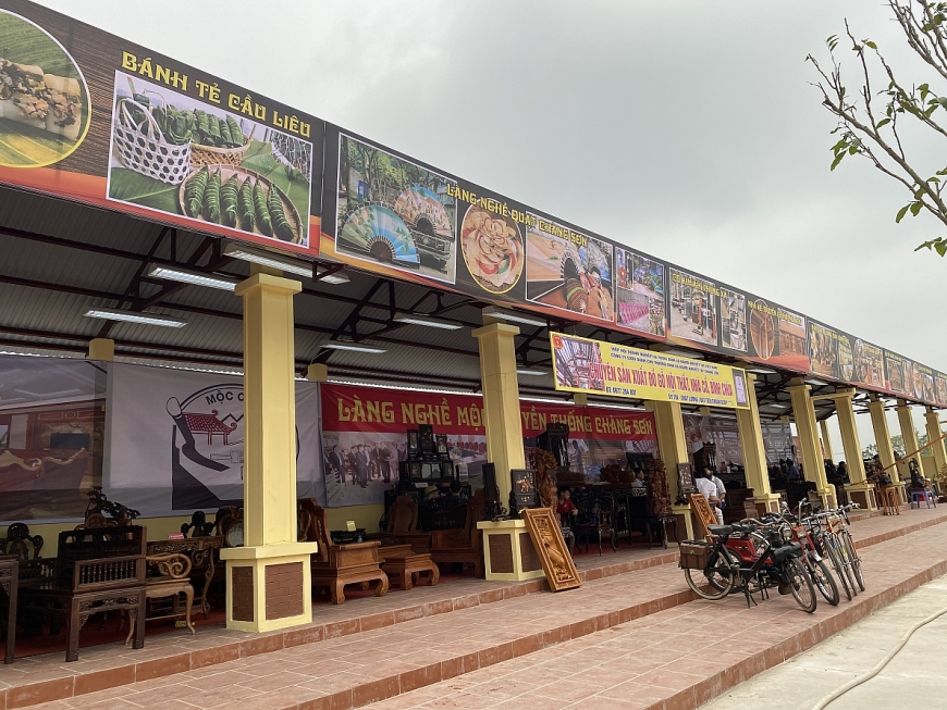 Đi hội chùa Tây Phương xem múa rối, đi cà kheo, ăn đặc sản Chè Lam