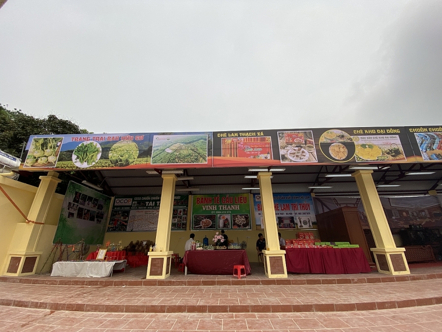 Đi hội chùa Tây Phương xem múa rối, đi cà kheo, ăn đặc sản Chè Lam