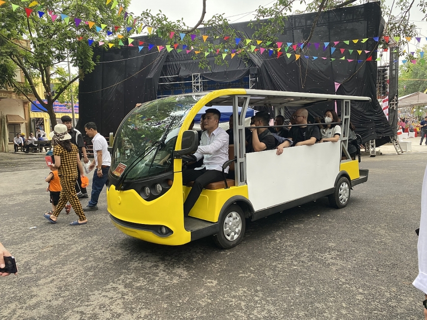 Đi hội chùa Tây Phương xem múa rối, đi cà kheo, ăn đặc sản Chè Lam