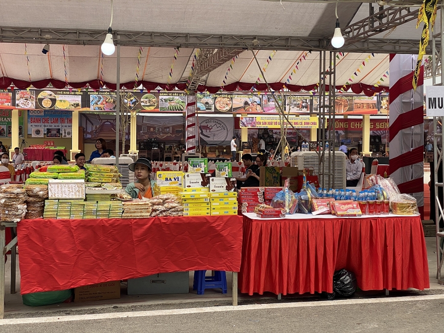 Đi hội chùa Tây Phương xem múa rối, đi cà kheo, ăn đặc sản Chè Lam