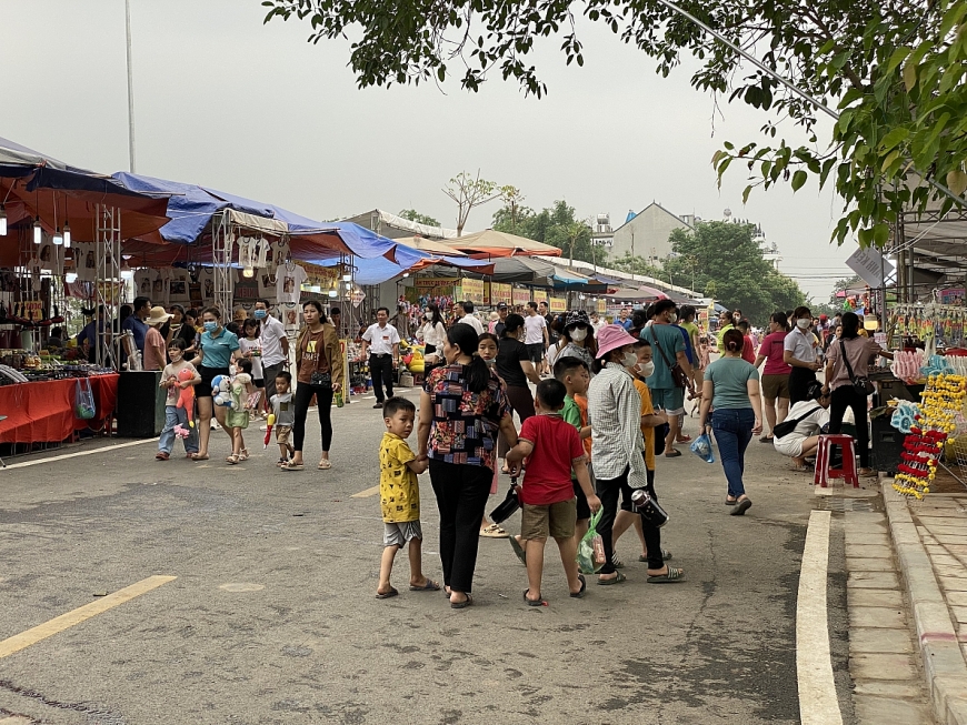 Đi hội chùa Tây Phương xem múa rối, đi cà kheo, ăn đặc sản Chè Lam
