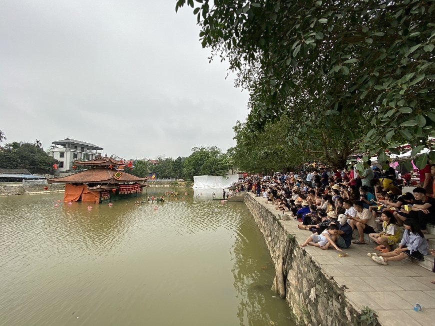 Đi hội chùa Tây Phương xem múa rối, đi cà kheo, ăn đặc sản Chè Lam