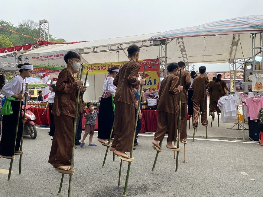 Đi hội chùa Tây Phương xem múa rối, đi cà kheo, ăn đặc sản Chè Lam