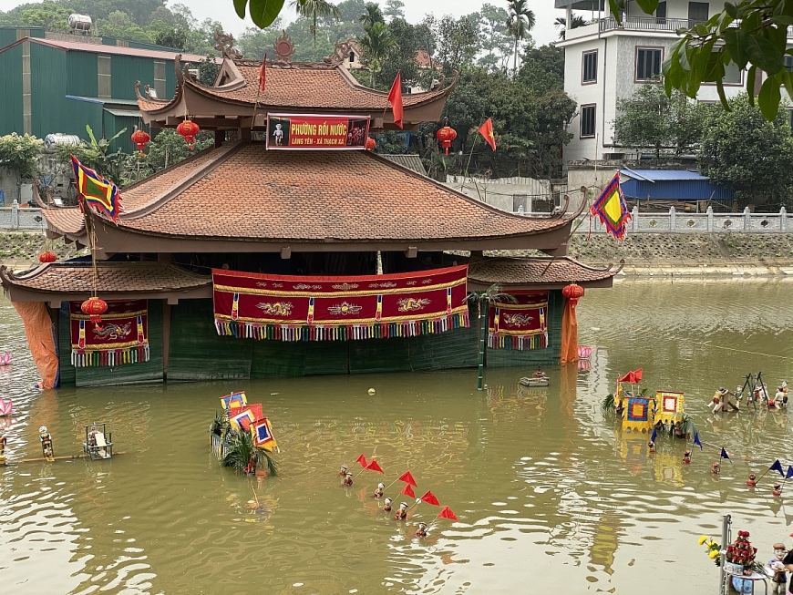 Đi hội chùa Tây Phương xem múa rối, đi cà kheo, ăn đặc sản Chè Lam