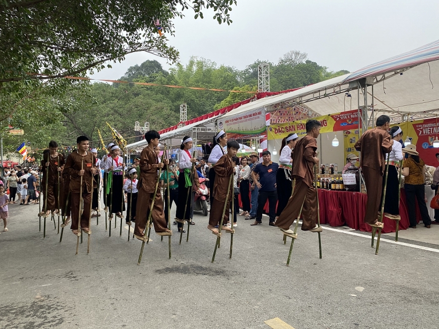 Đi hội chùa Tây Phương xem múa rối, đi cà kheo, ăn đặc sản Chè Lam