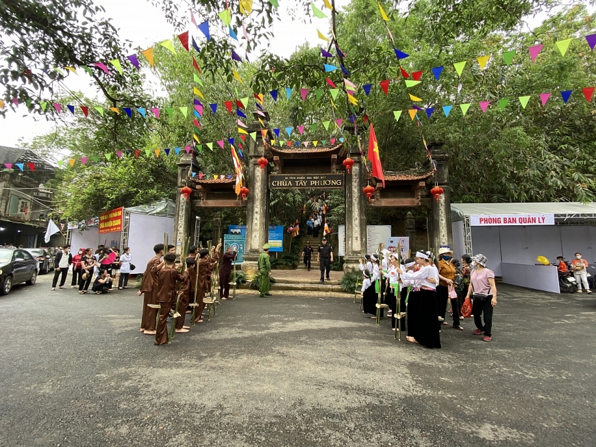 Đi hội chùa Tây Phương xem múa rối, đi cà kheo, ăn đặc sản Chè Lam