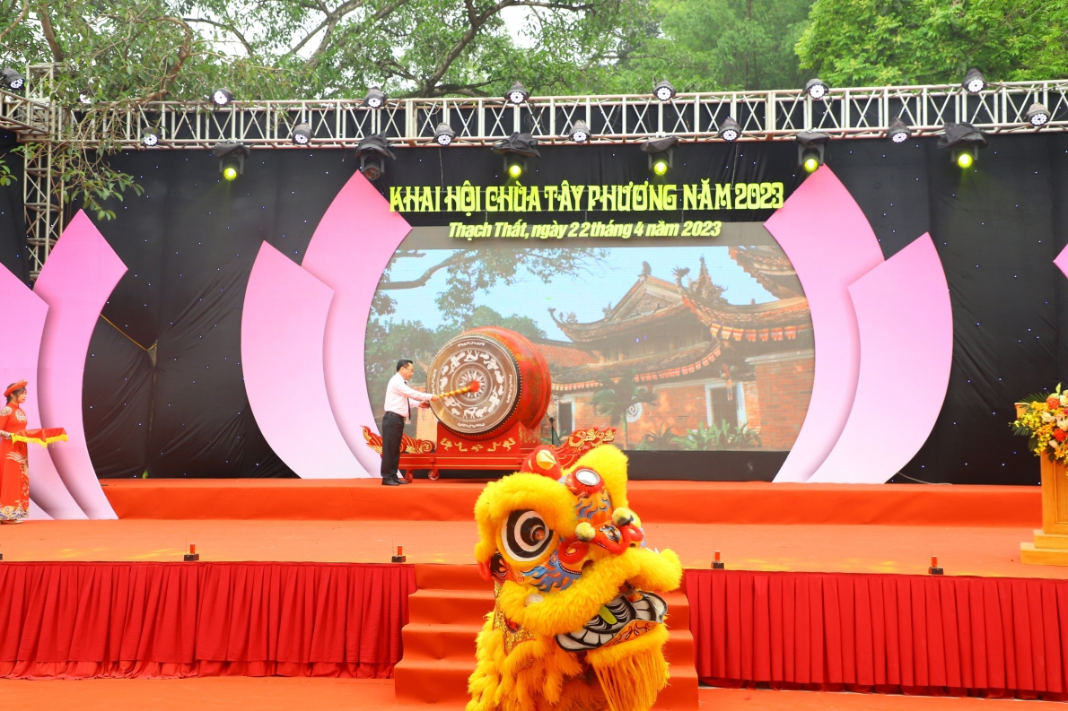 Đi hội chùa Tây Phương xem múa rối, đi cà kheo, ăn đặc sản Chè Lam