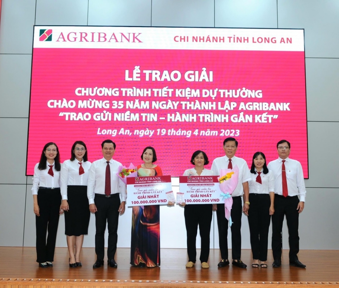 Agribank trao thưởng giải Đặc biệt 1 tỷ đồng cho khách hàng gửi tiền tại Sóc Trăng