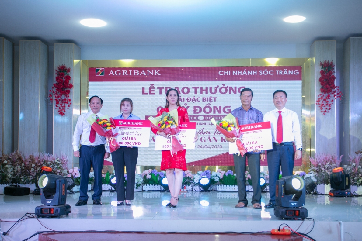 Agribank trao thưởng giải Đặc biệt 1 tỷ đồng cho khách hàng gửi tiền tại Sóc Trăng