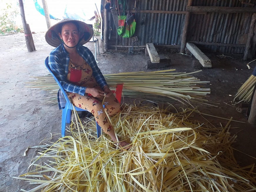 Chị Hà, một công dân xóm lá đang sơ chế sản phẩm lá buông
