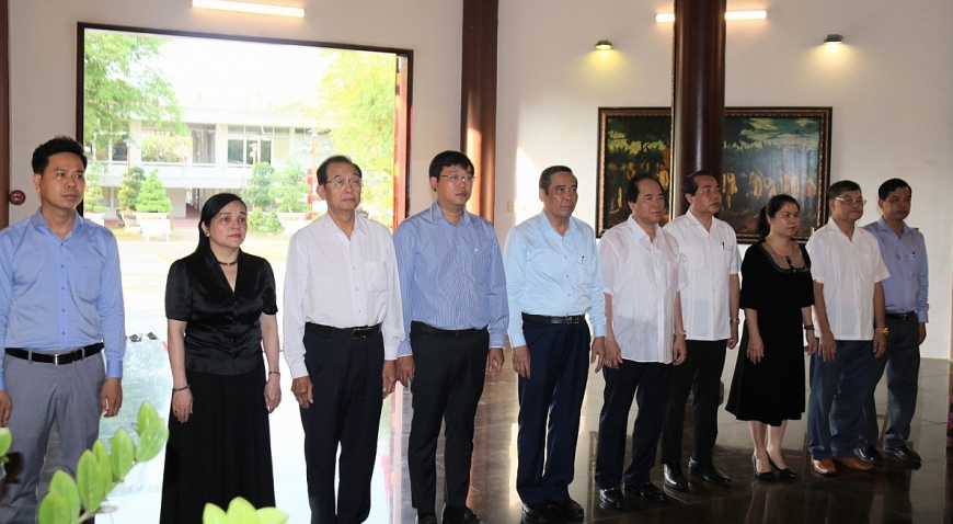 11.	Đoàn công tác của Trung ương Hội NCT Việt Nam dâng hương, dâng hoa tại Khu Di tích Mộ cụ Nguyễn Sinh Sắc