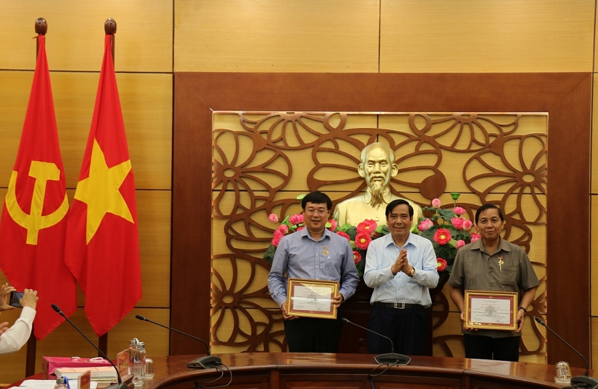 4.	Ông Nguyễn Thanh Bình, Chủ tịch Hội NCT Việt Nam trao kỷ niệm chương vì sự nghiệp “Bảo vệ, chăm sóc phát huy vai trò NCT Việt Nam