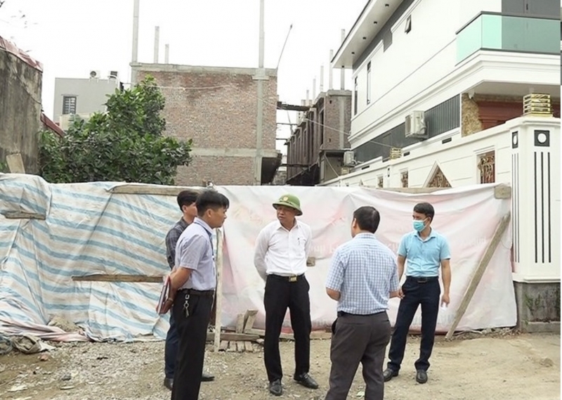 Đoàn công tác của quận Kiến An kiểm tra thực tế tại công trình xây dựng không phép của bà Lê Thị Thảo.