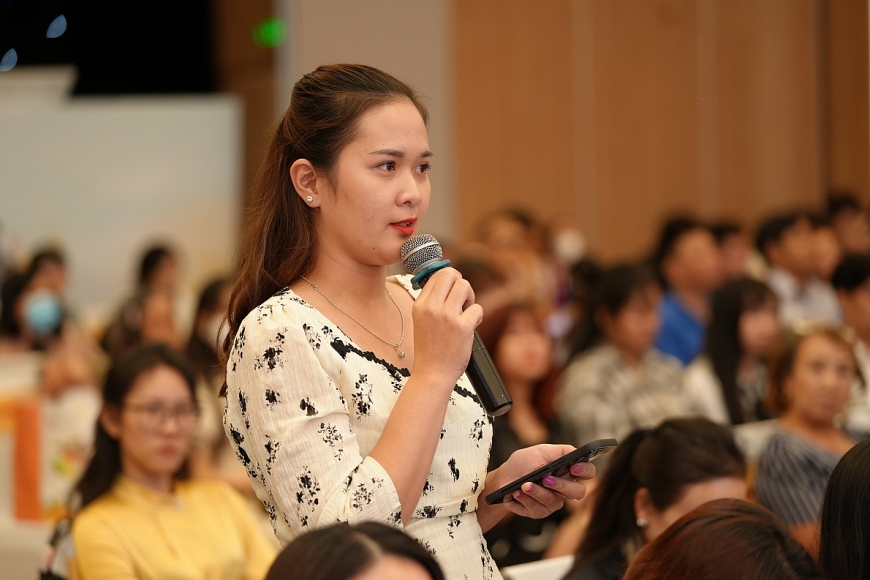 Các cổ đông trao đổi ý kiến tại Đại hội