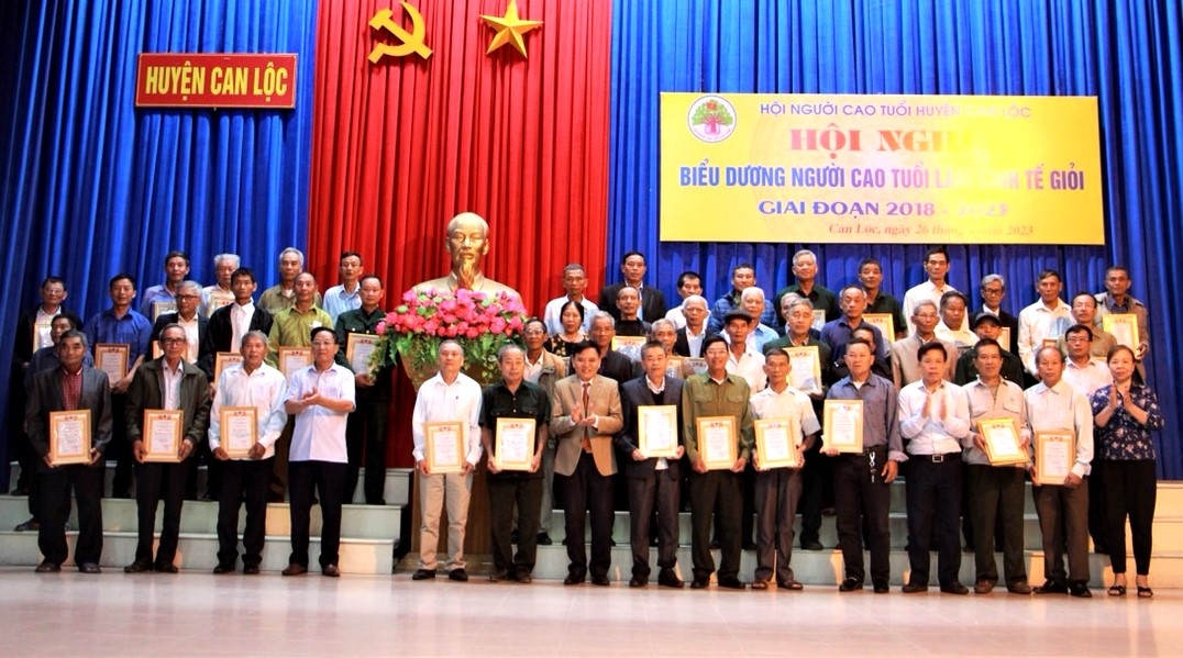 Trao Giấy chứng nhanaj NCT làm kinh tế giỏi cho hội viên NCT tiêu biểu giaia đoạn 2018-2023 huyện Can Lộc, tỉnh Hà Tĩnh