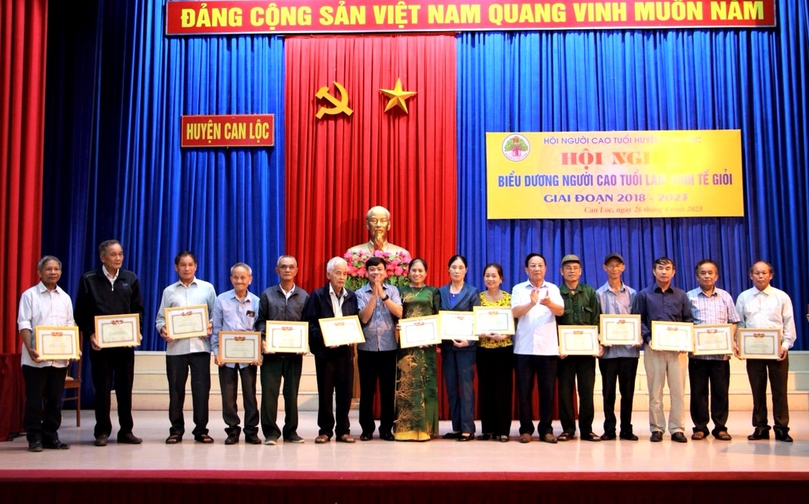 UBND huyện Can Lộc, tỉnh Hà Tĩnh khen thưởng các tập thể, cá nhân làm kinh tế giỏi giai đoạn 2018-2023