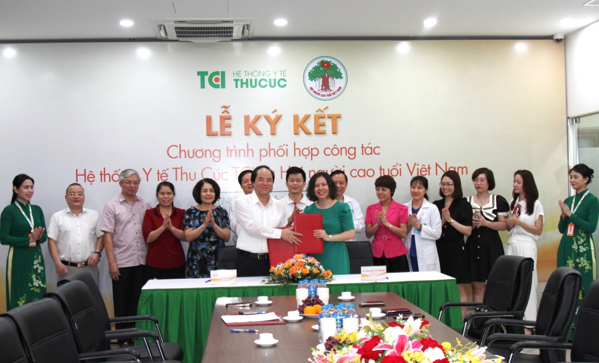 Lãnh đạo Hội NCT Việt Nam và Công ty Thu Cúc tiến hành kí kết