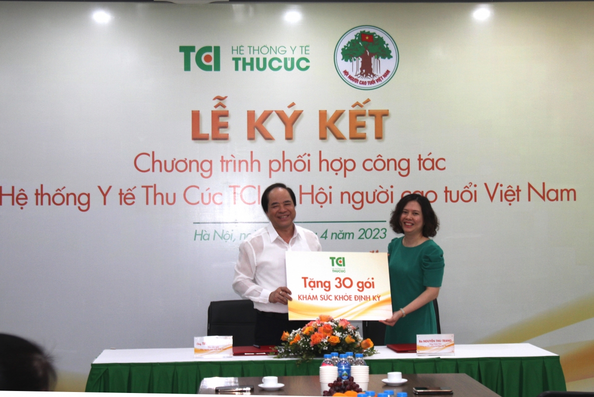 Thu Cúc tặng Trung ương Hội NCT Việt Nam 30 gói khám sức khỏe định kì