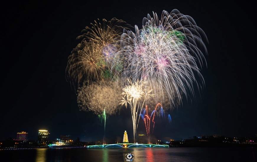 Mãn nhãn màn bắn pháo hoa mừng giỗ tổ Hùng Vương