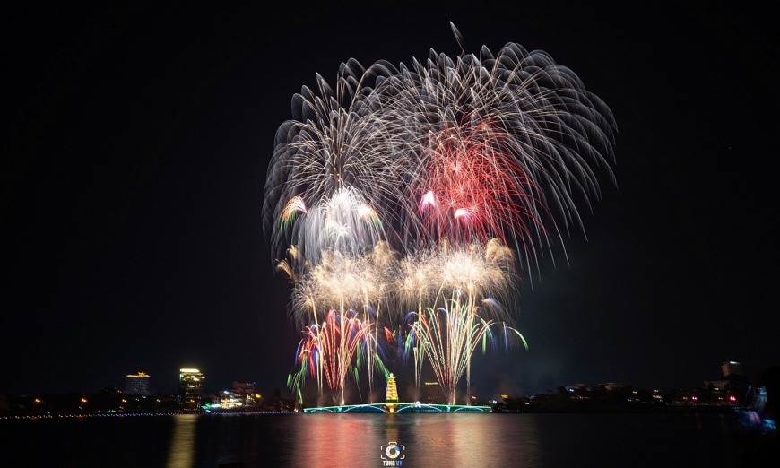 Mãn nhãn màn bắn pháo hoa mừng giỗ tổ Hùng Vương