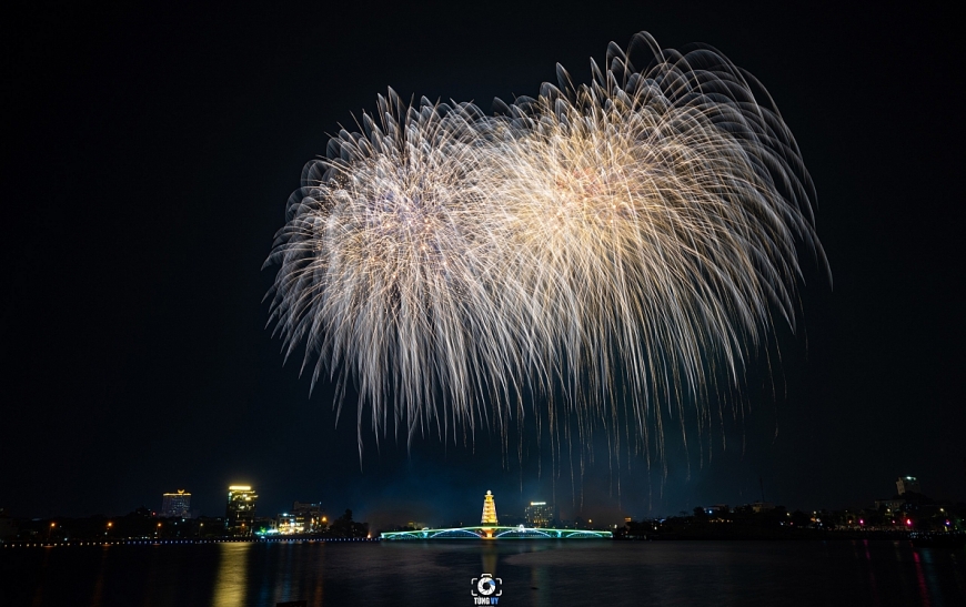 Mãn nhãn màn bắn pháo hoa mừng giỗ tổ Hùng Vương