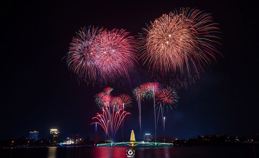 Mãn nhãn màn bắn pháo hoa mừng giỗ tổ Hùng Vương