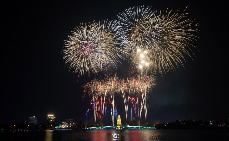 Mãn nhãn màn bắn pháo hoa mừng giỗ tổ Hùng Vương