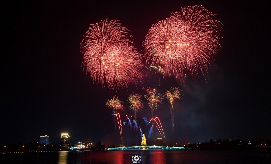 Mãn nhãn màn bắn pháo hoa mừng giỗ tổ Hùng Vương