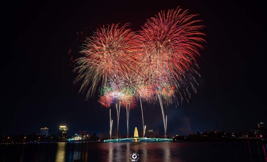 Mãn nhãn màn bắn pháo hoa mừng giỗ tổ Hùng Vương