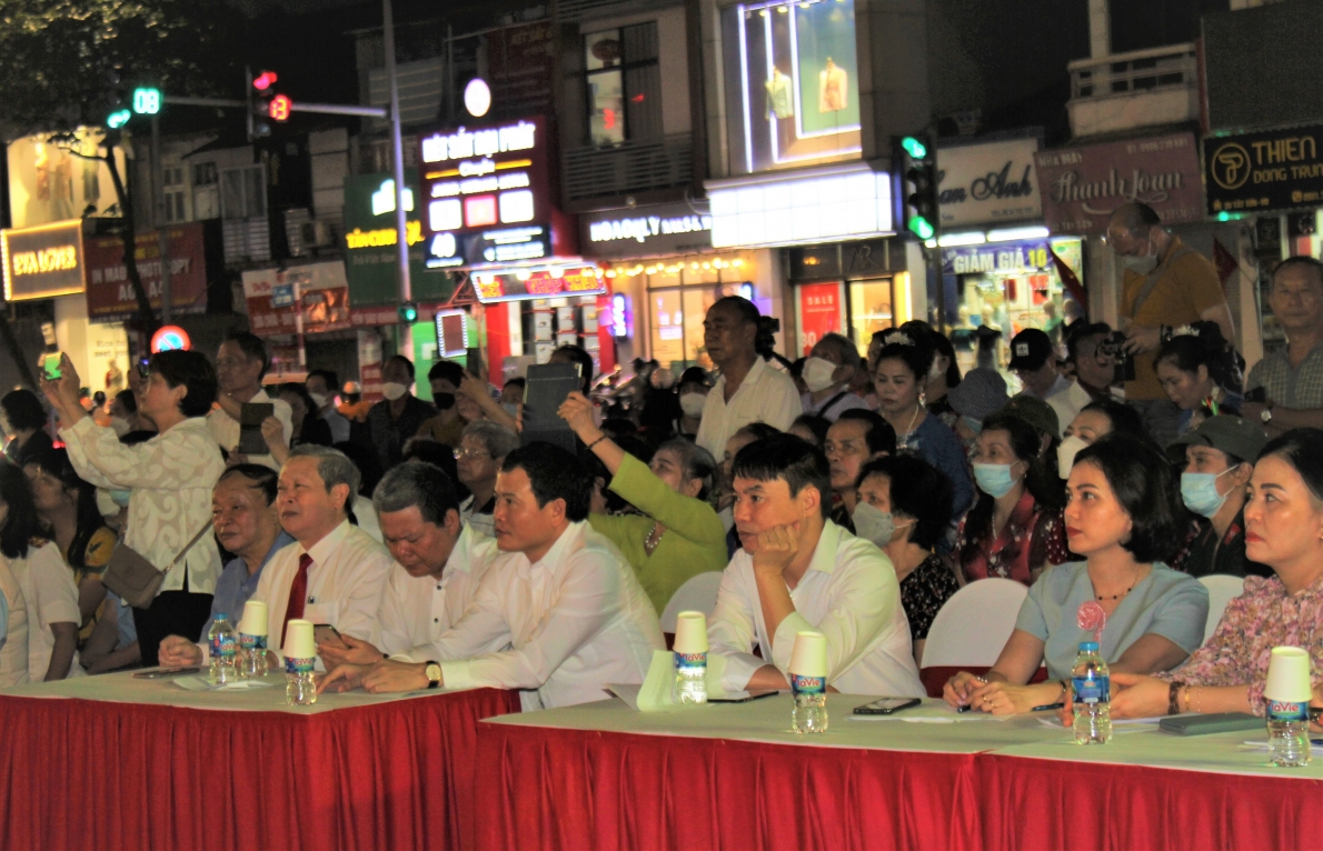 Các đại biểu tham dự Liên hoan Tiếng hát NCT Cụm Láng, quận Đống Đa, TP Hà Nội đêm 28-4