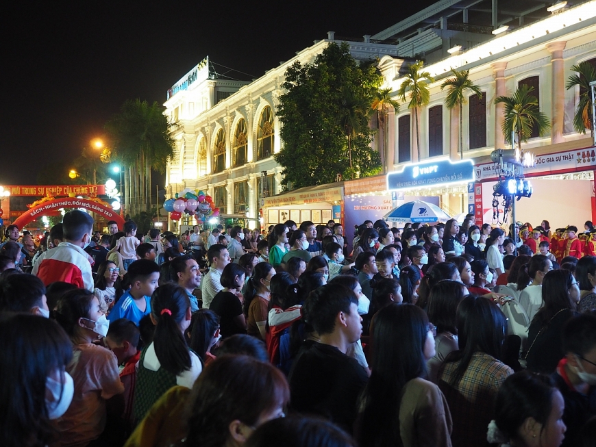 Đông đảo nhân dan tham dự khai mạc Ngày sách và văn hóa đọc Việt Nam. 