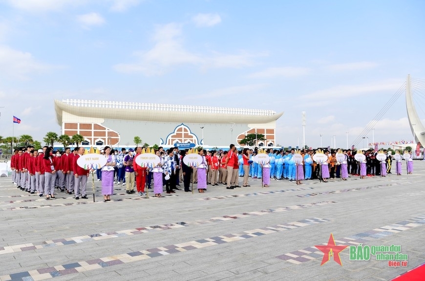 Đại diện các đoàn thể thao tham dự lễ thượng cờ. 