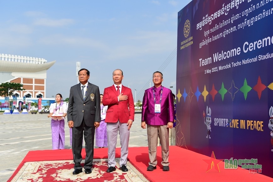 Đại diện nước chủ nhà Campuchia và phó đoàn thể thao Việt Nam thực hiện nghi thức tại lễ thượng cờ