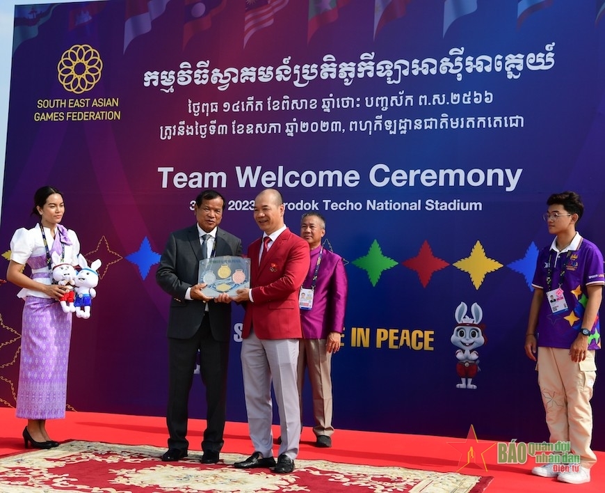 Đại diện đoàn thể thao Việt Nam nhận quà lưu niệm từ ban tổ chức SEA Games 32. 