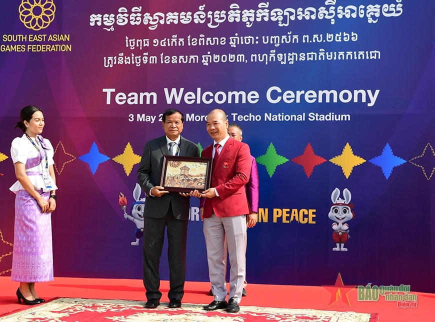 Phó trưởng đoàn thể thao Việt Nam tặng quà lưu niệm cho đại diện nước chủ nhà. 