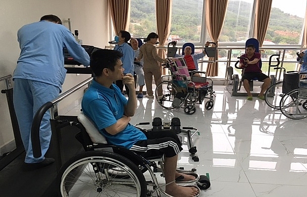 Bệnh nhân phục hồi chức năng. Giáo dục trẻ tự kỉ (1 BS+1 trẻ)